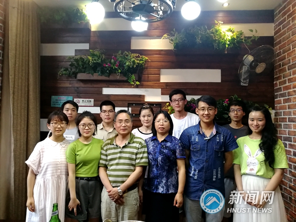 1251bff181d24c9dbca1f2ce62f4ae19.jpg 王欣及学生合照_副本.jpg